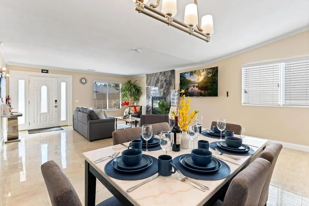 Seabreeze-Modern Home W Outdoor Living&Near Beach Huntington Beach