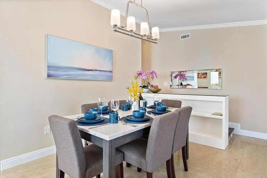 Holiday home Seabreeze-Modern Home W Outdoor Living&Near Beach Huntington Beach